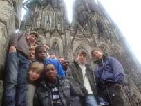Les jeunes devant la cathédrale de Cologne